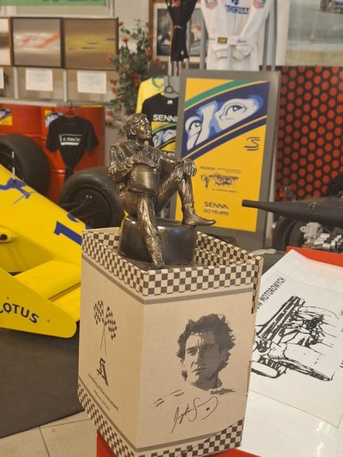 Statuetka Pomnik Ayrtona Senny